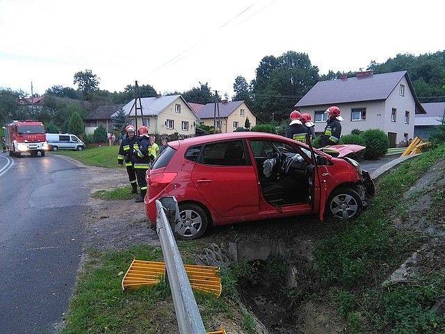 Kierujący uderzył w barierki ochronne