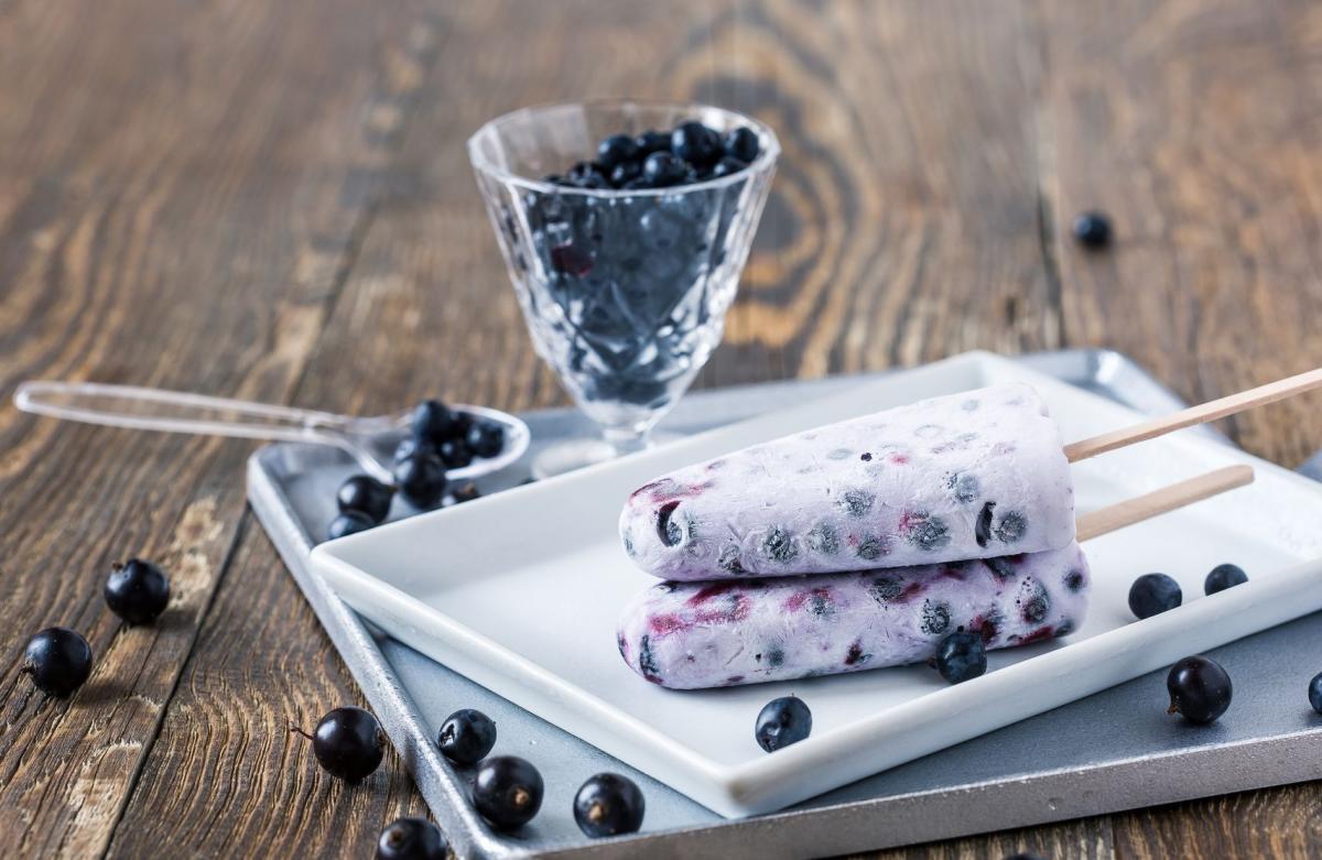 Domowe lody: śmietankowe z jagodami