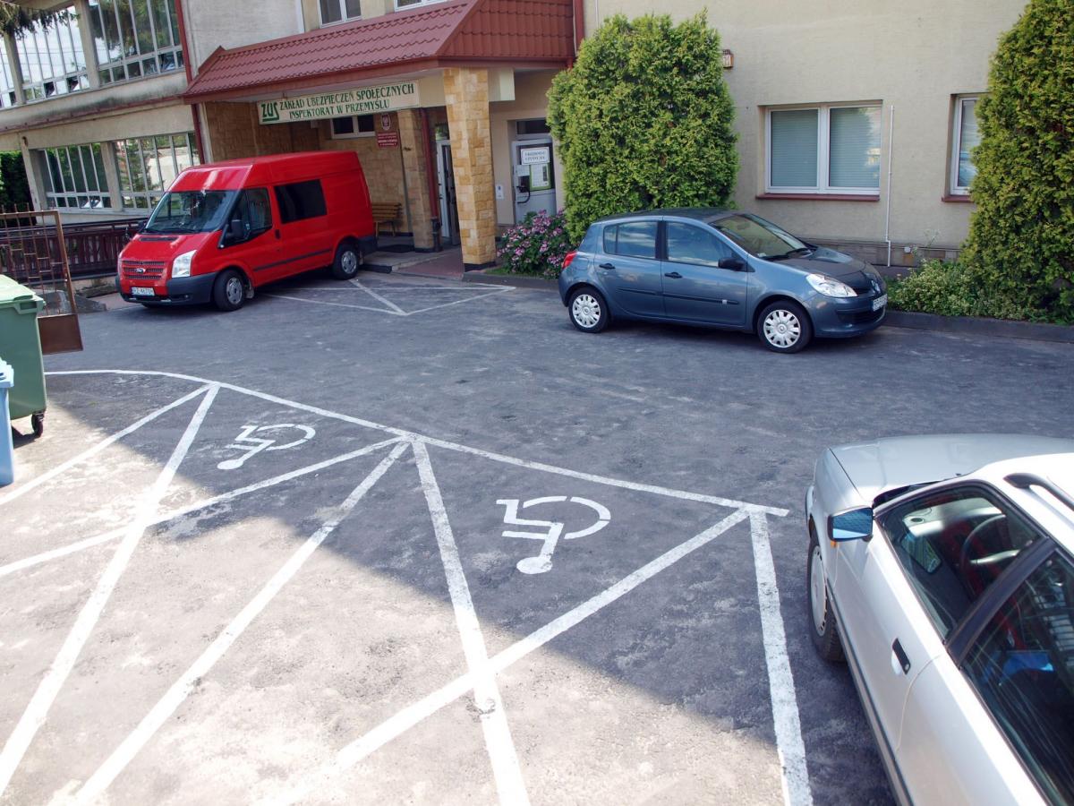 Co się stało za miejscami parkingowymi dla niepełnosprawnych pod ZUS-em?