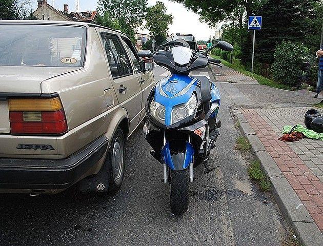 Zderzenie auta ze skuterem. Dwie osoby ranne