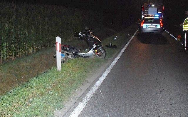 Pieszy wtargnął pod skuter. Obaj uczestnicy wypadku ranni
