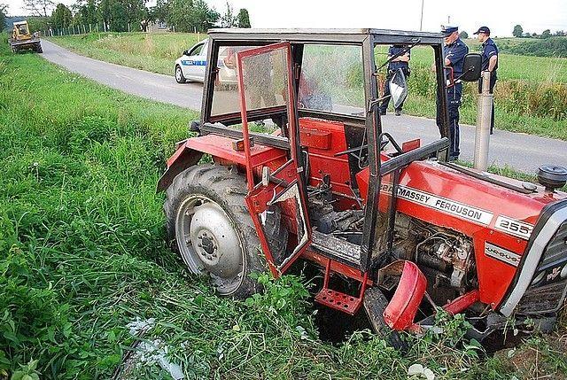 Traktorem wjechał do rowu. Wypadł przez szybę [ZDJĘCIA]