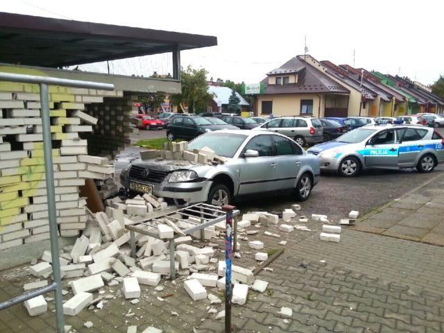 Wjechał w murowany śmietnik. Miał niemal 2,5 promila