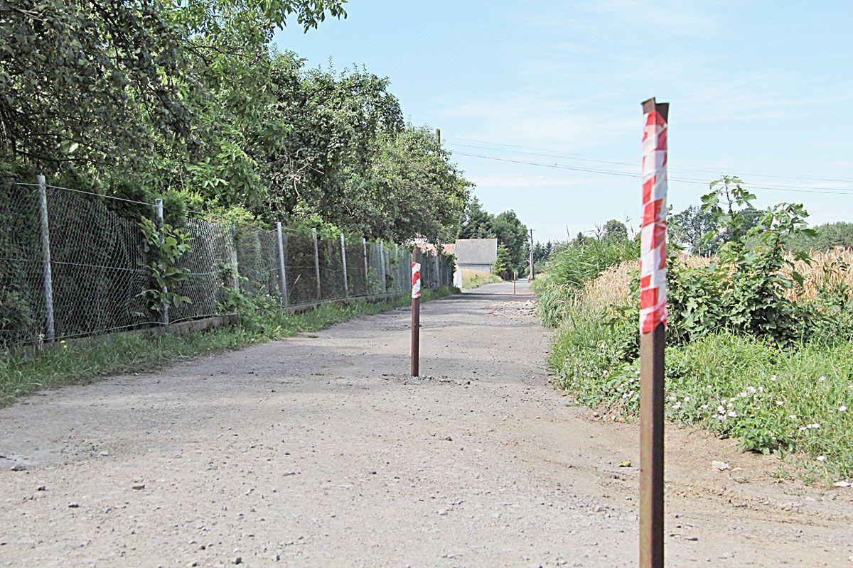 Ulica przegrodzona metalowymi słupkami