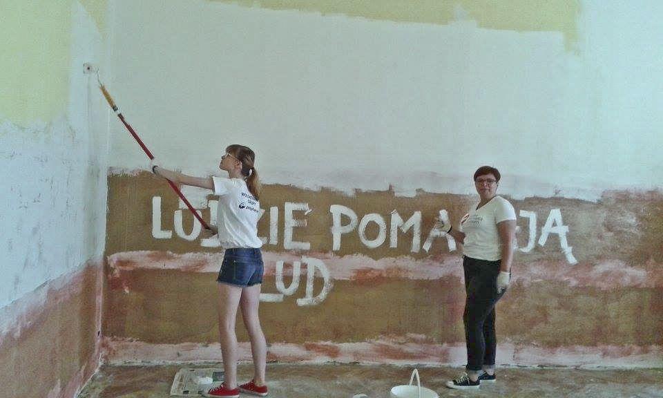 Dorośli tworzą bajkowe miejsce dla dzieci