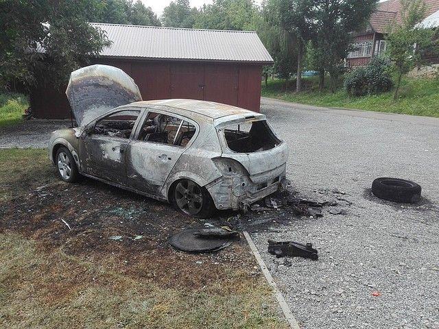 Na podwórku spłonął samochód [ZDJĘCIA]