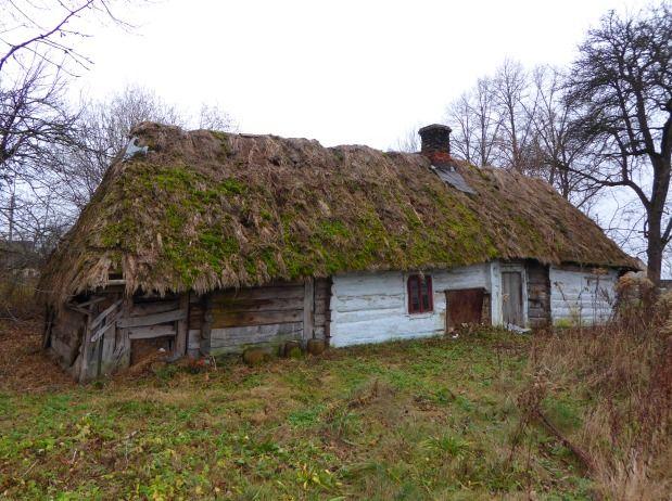 Miniskansen obok drewnianej cerkwi