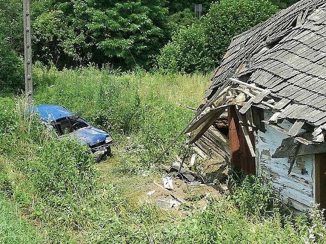 28-latka zasnęła podczas jazdy i uderzyła w dom