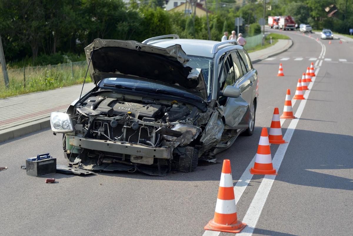 Kierowca toyoty uciekł. Był pijany [ZDJĘCIA]