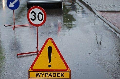 Zderzenie 2 pojazdów. Blokada drogi w Stalach