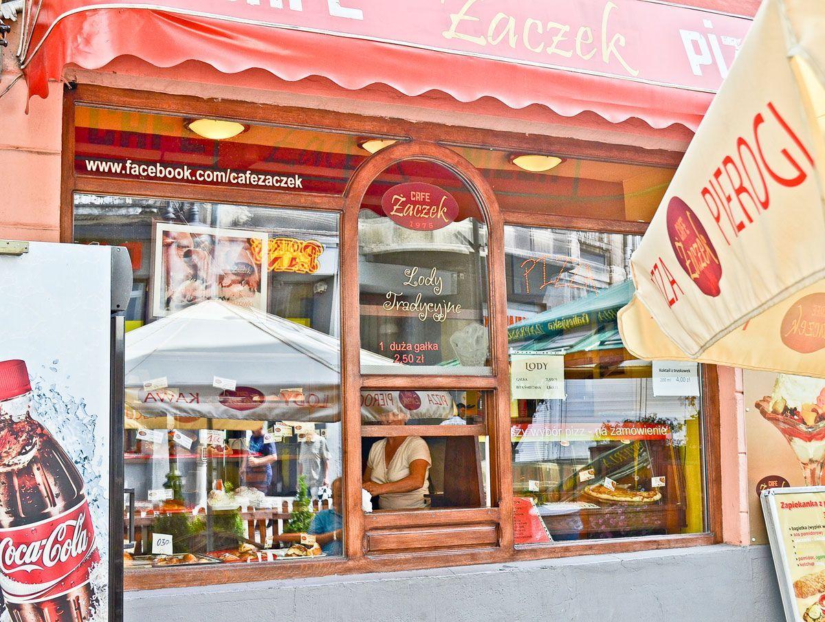 „Czy można tu jeszcze zjeść ambrozję?” – Cafe „Żaczek”