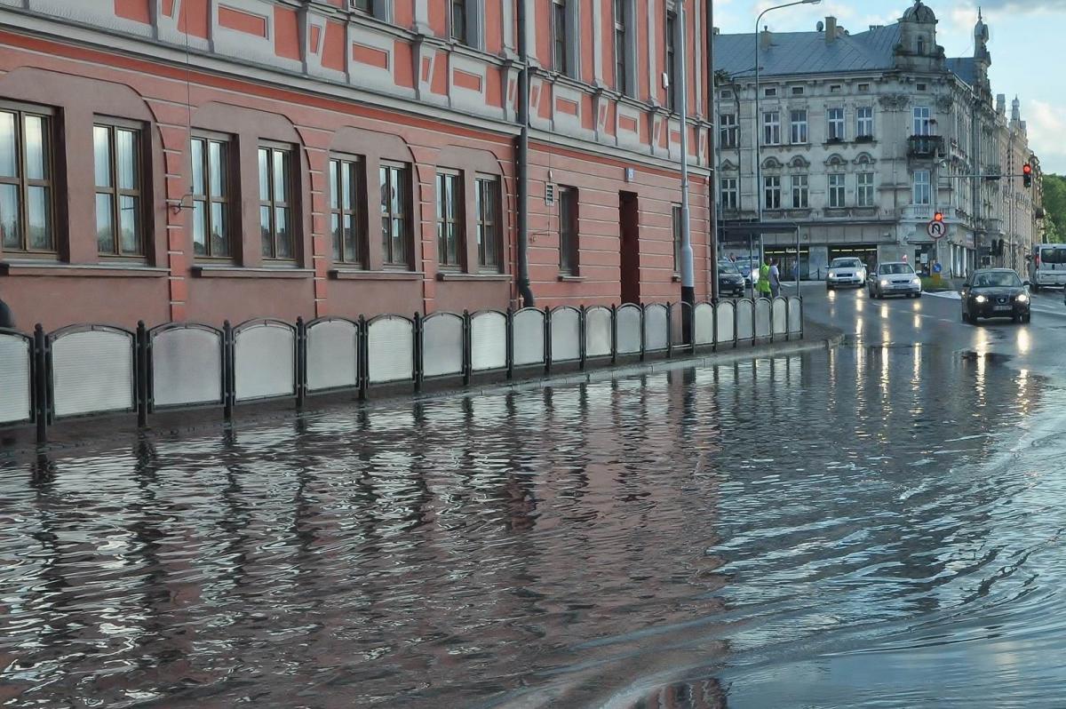 Wiatr łamał drzewa, woda zalewała ulice i piwnice