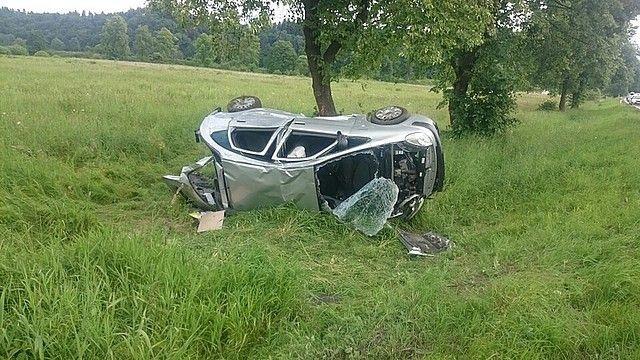 Wypadł z drogi i uderzył w drzewo. Wiózł 4 osoby