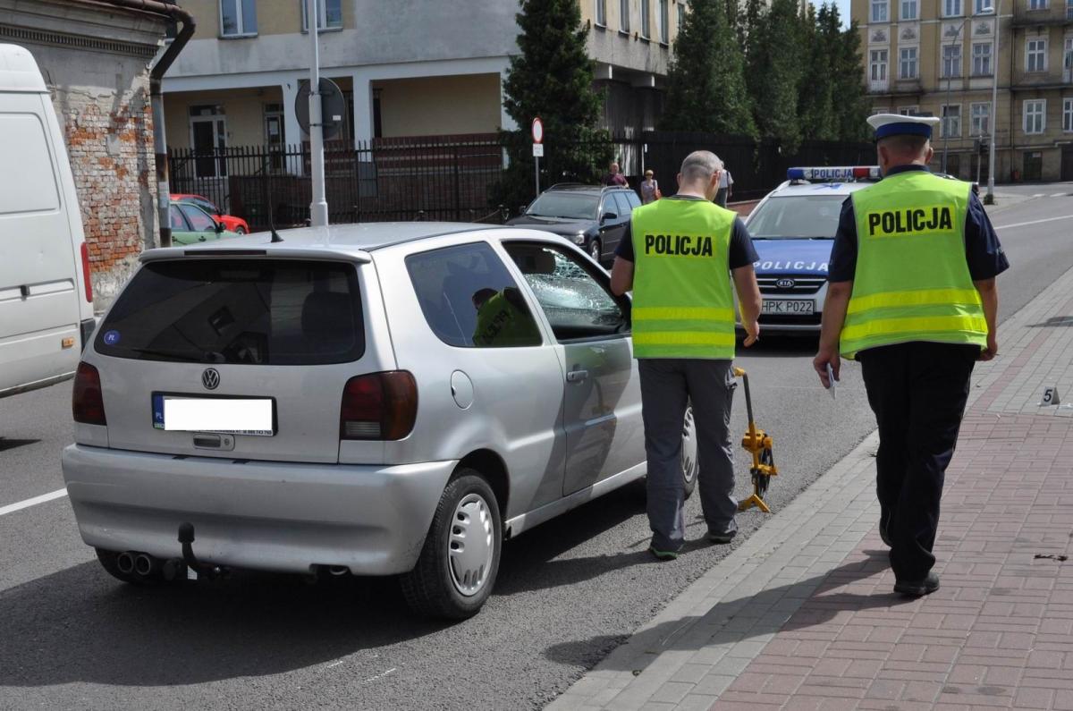 Potrącenie pieszego obok komendy policji [ZDJĘCIA]