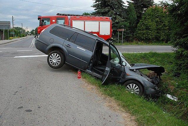 Zderzenie 2 pojazdów. 3 osoby poszkodowane [ZDJĘCIA]