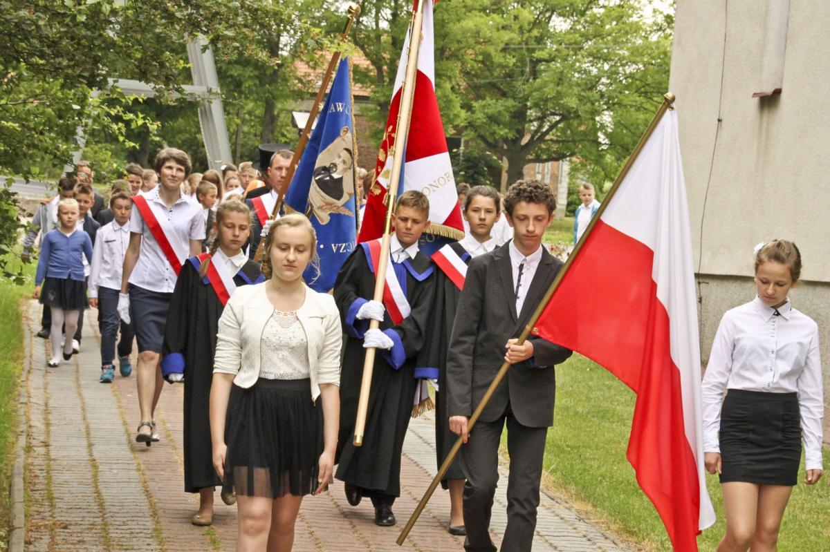 Szkoła w Tyniowicach otrzymała sztandar