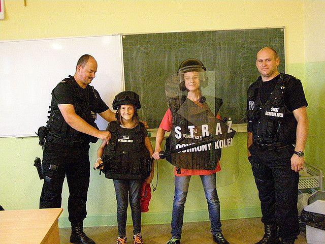 Funkcjonariusze policji i SOK-u w szkole