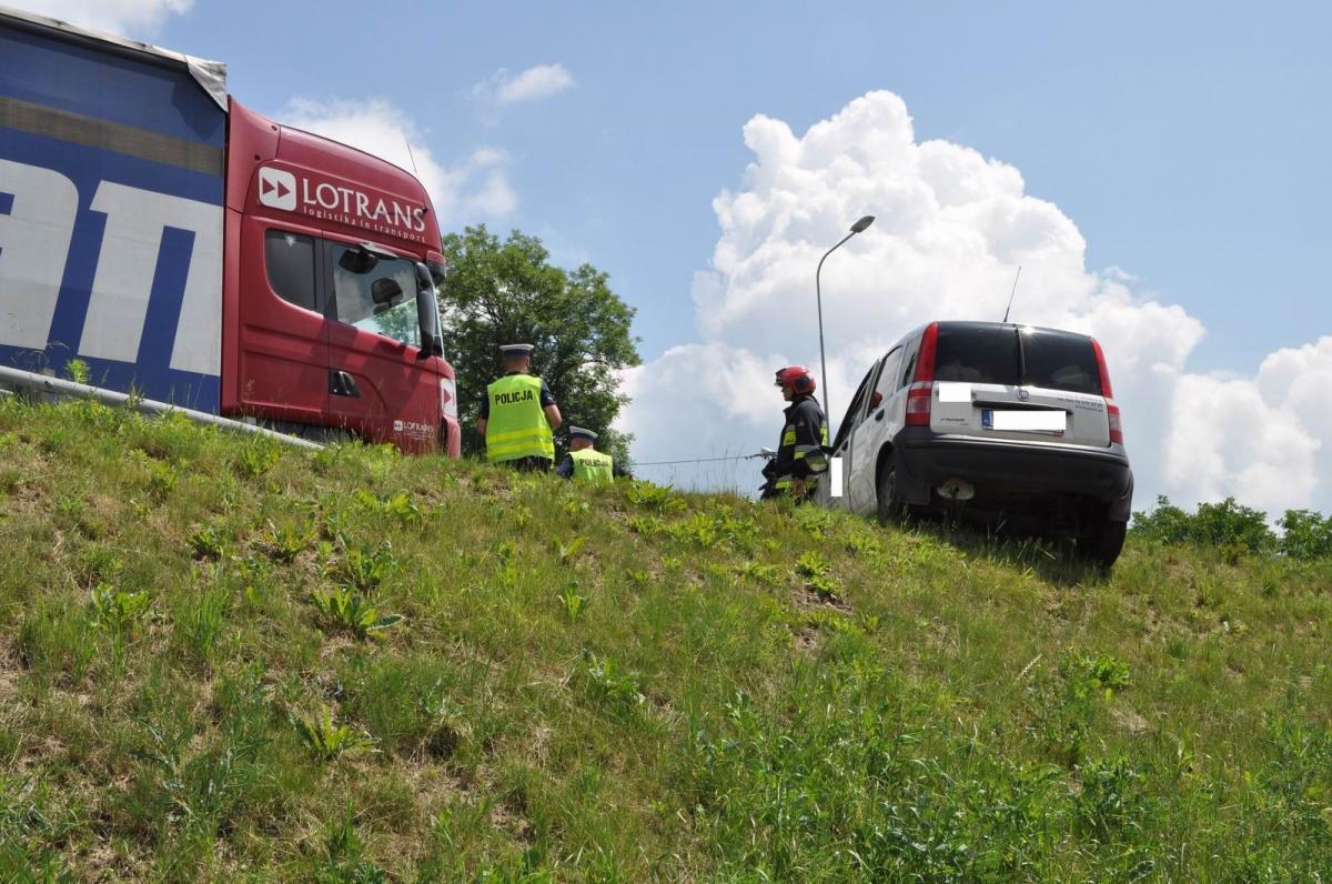 Zderzenie aut na obwodnicy. Droga jest zablokowana [ZDJĘCIA]