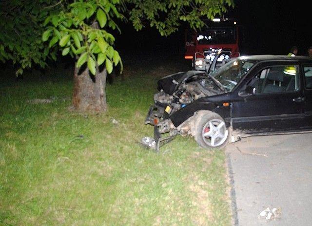 Kierowca golfa uderzył w drzewo