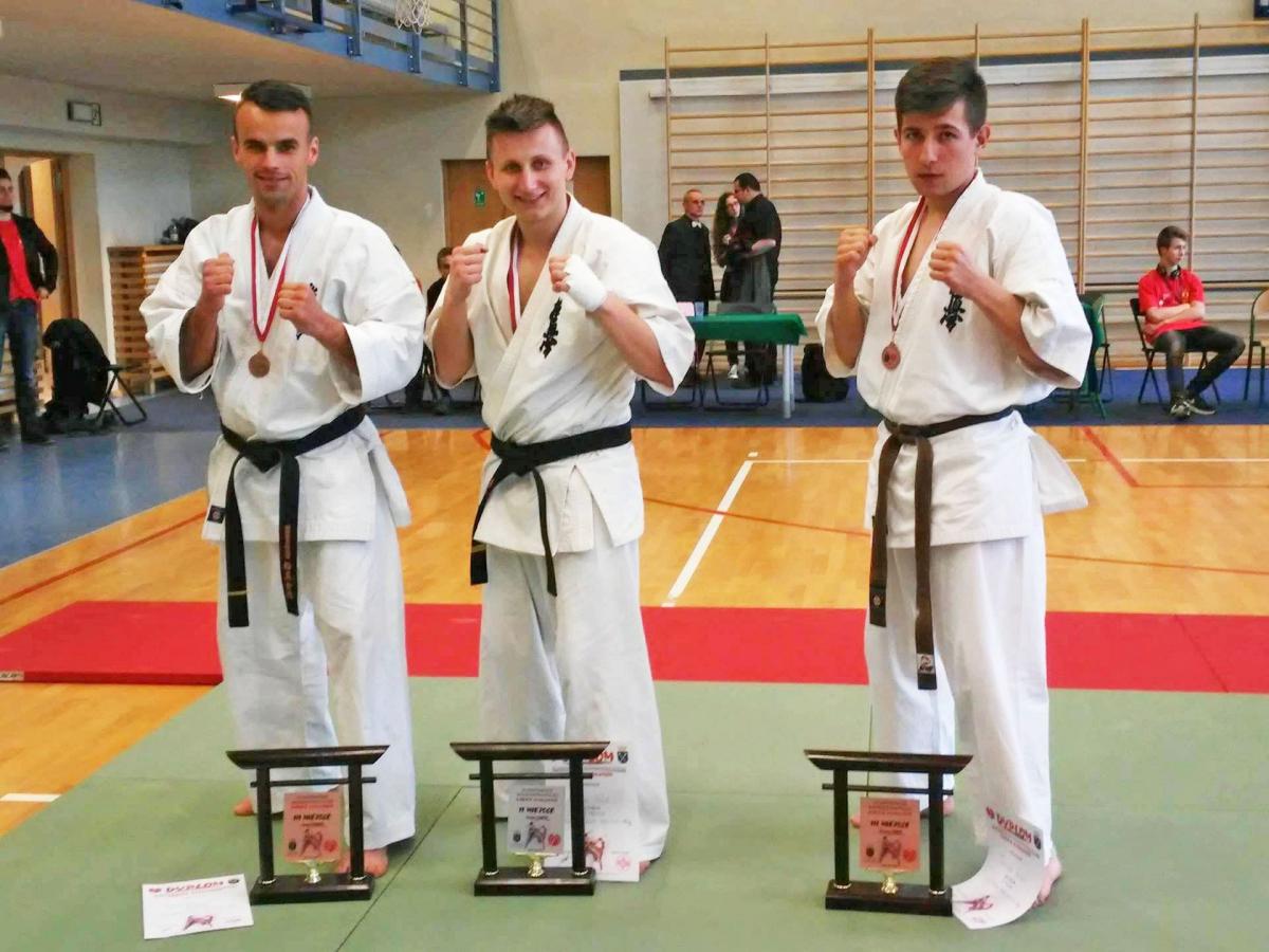 Trzech karateków na podium
