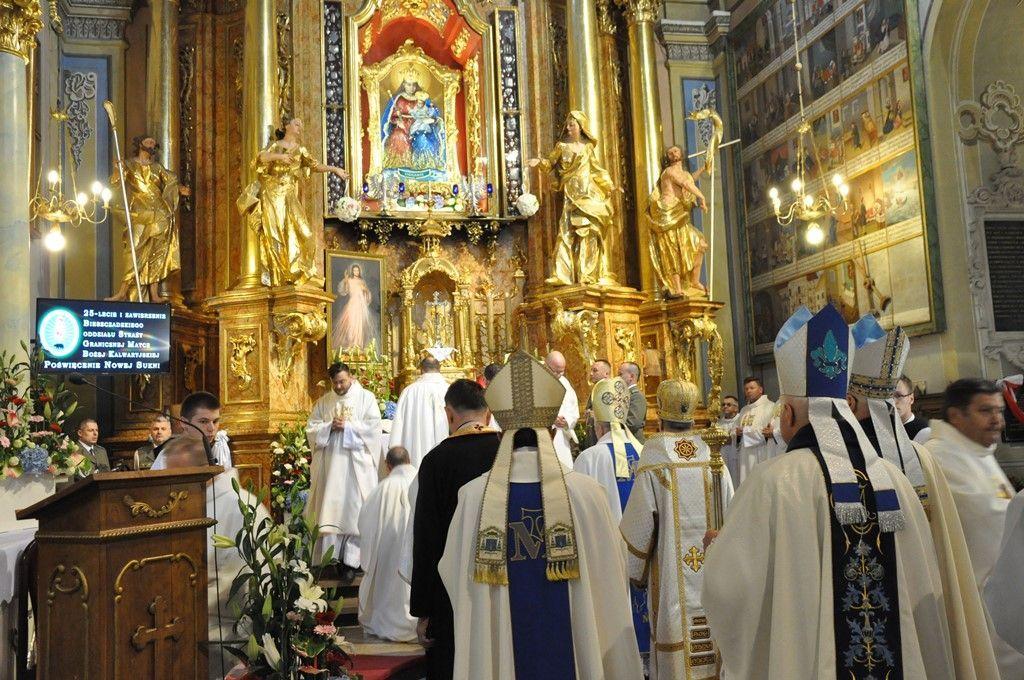 Suknia dla Matki Bożej uroczyście poświęcona [ZDJĘCIA]