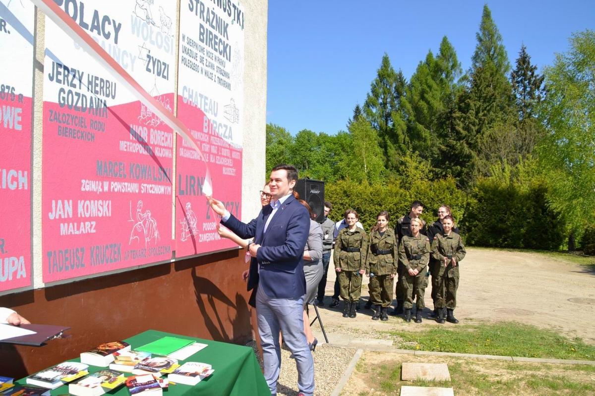 Namalowali historię na murze