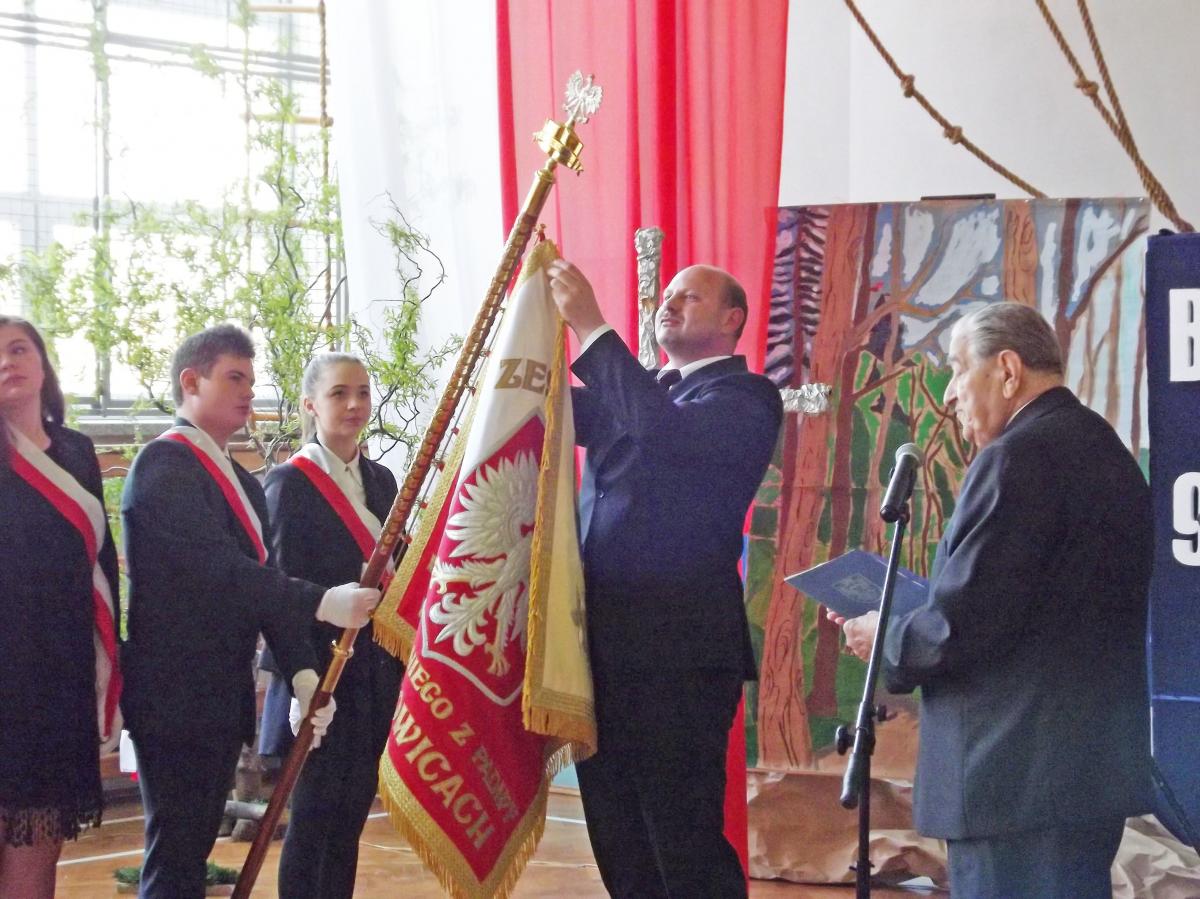 Zespół Szkół w Urzejowicach odznaczony Kombatanckim Krzyżem Zwycięstwa