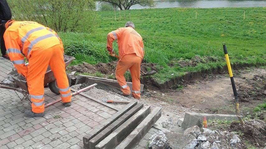 Nowe schody na plażę przy osiedlu Kmiecie