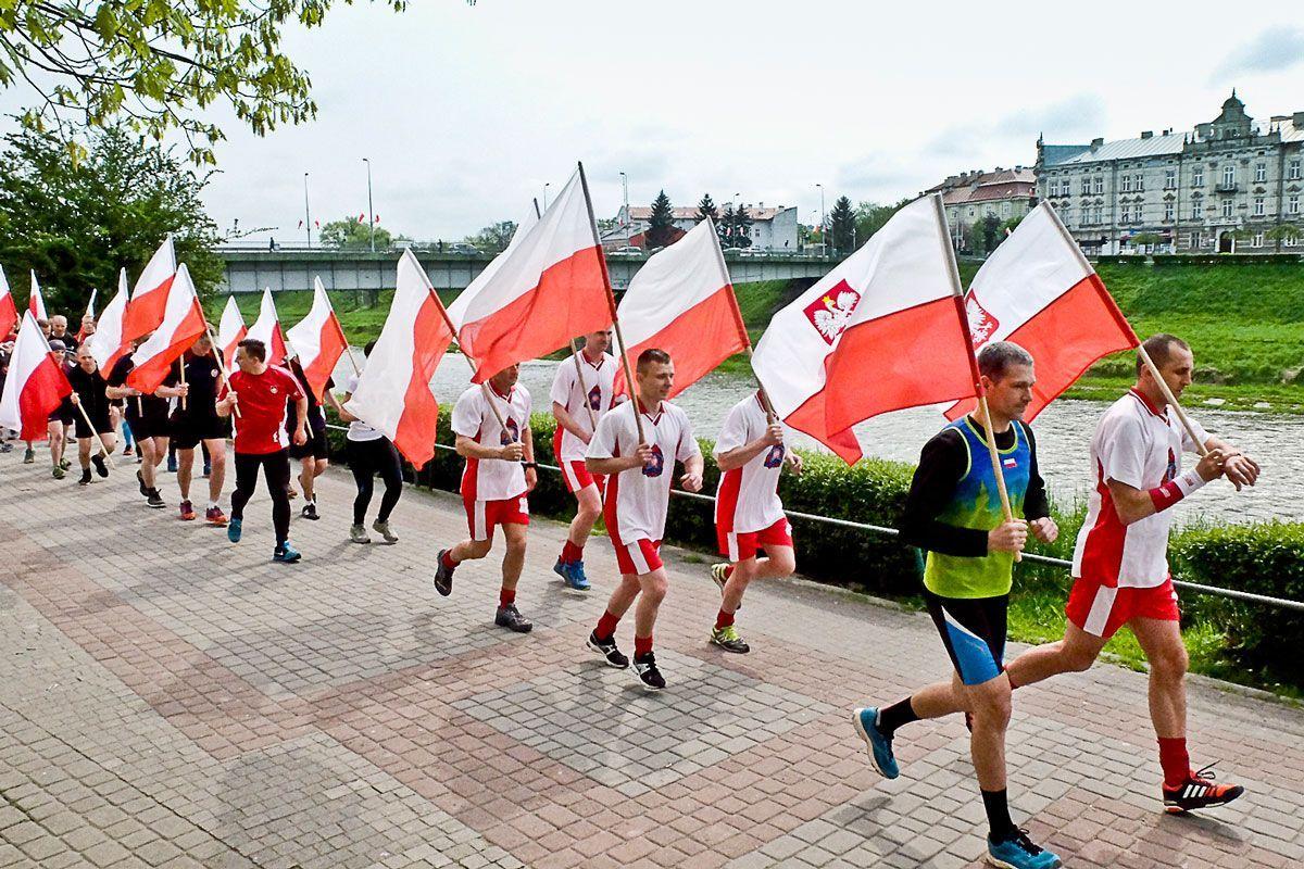 Pobiegli z flagami. Obchody Dnia Flagi RP