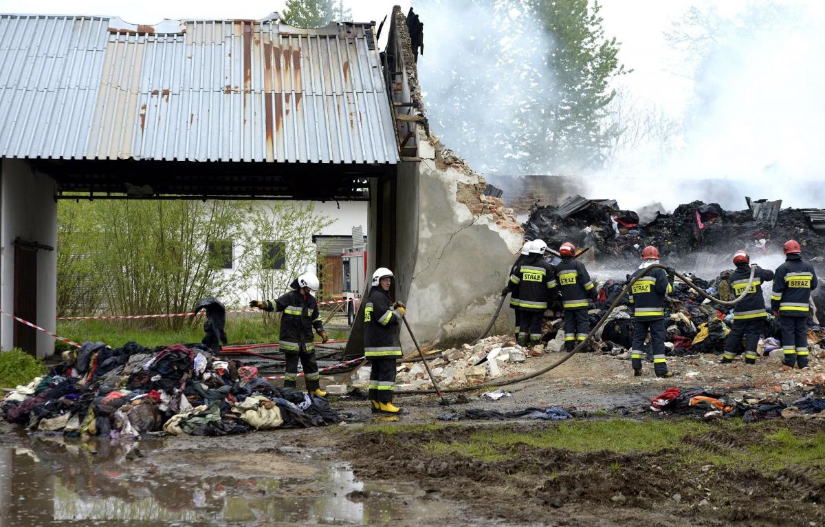 Spłonął magazyn z odzieżą używaną. Trwa szacowanie strat
