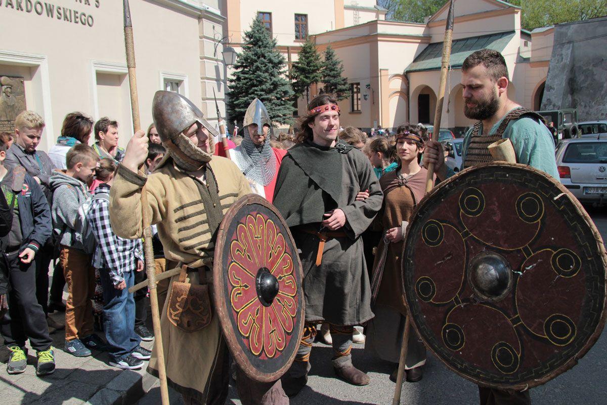 Piastowscy wojowie na rocznicy Chrztu Polski