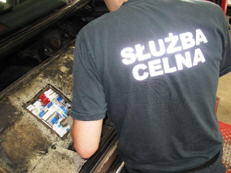 Papierosy w kołach i zbiorniku paliwa