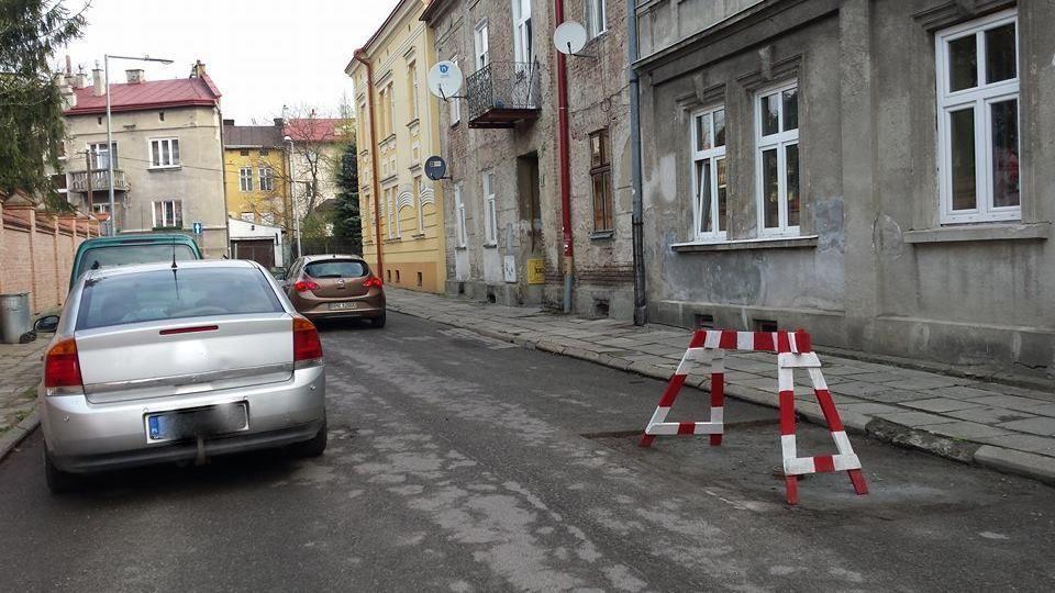 Parkowanie po przemysku. Utrudniony przejazd na Felicjanek