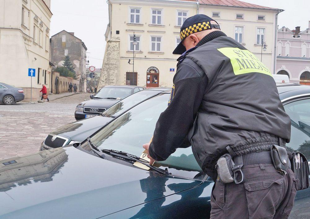 Straż miejska wręcza żółte kartki kierowcom