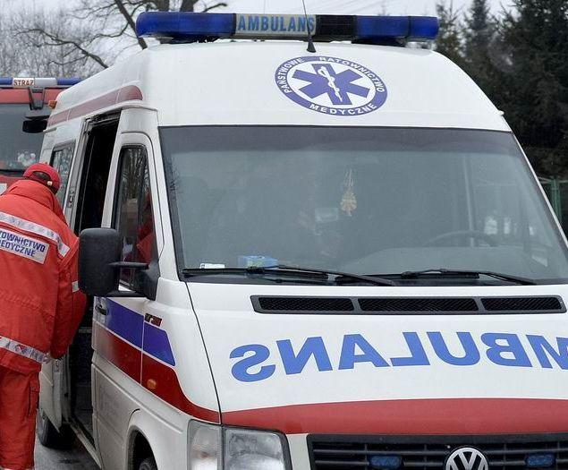 Zderzenie 3 pojazdów. Jedna osoba nie żyje. Droga zablokowana