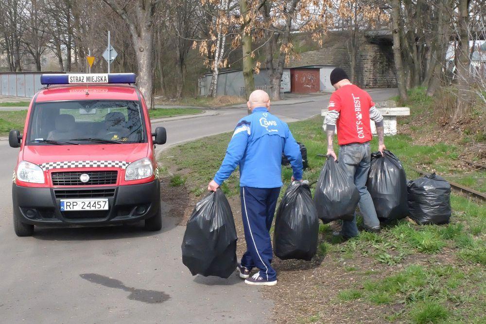 Strażnicy miejscy i więźniowie sprzątali miasto