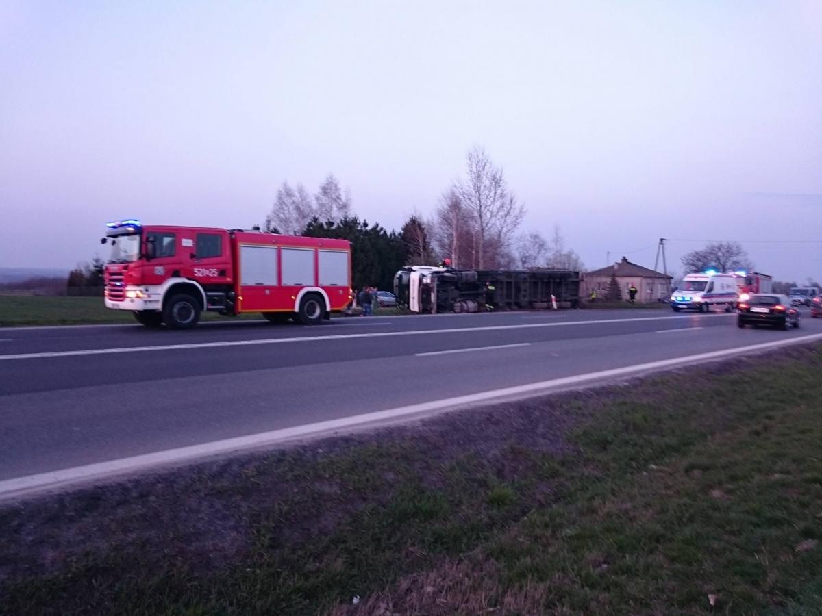 Ciężarówka przewróciła się na pobocze [ZDJĘCIA INTERNAUTY]
