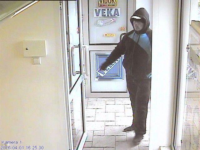 Napadli na bank, sterroryzowali pracownice i uciekli [ZDJĘCIA]