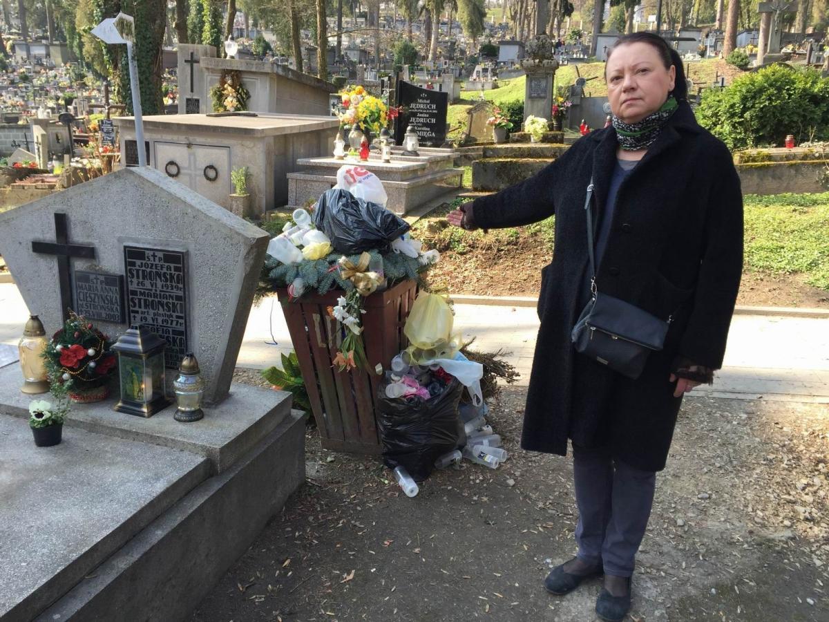 Śmietnik przy grobie Mariana Strońskiego