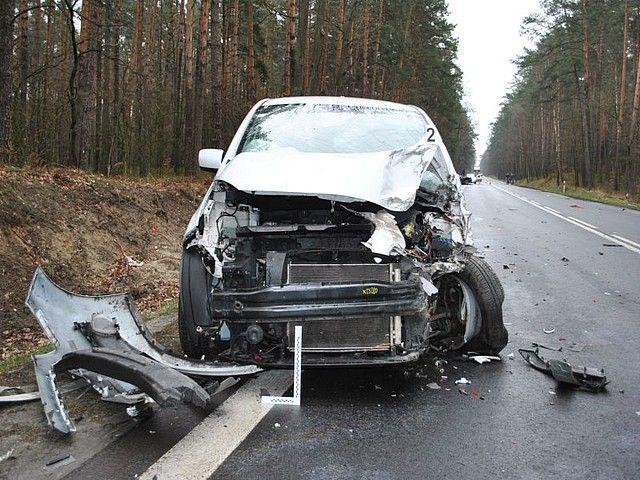 Zderzenie 2 samochodów. 2 osoby ranne [ZDJĘCIA]