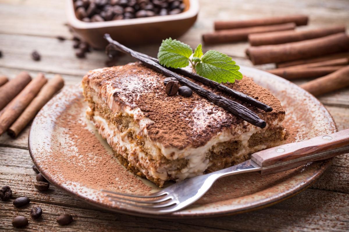 Klasyczne włoskie tiramisu z nutą amaretto 