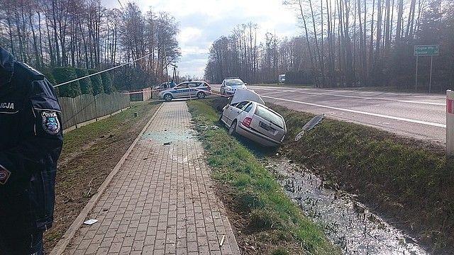 Kierowca stracił panowaniem nad skodą, uderzył w słup i wpadł do rowu [ZDJĘCIA]
