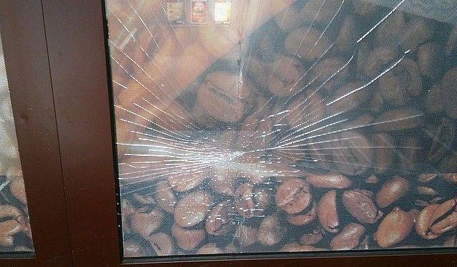 Nerwowy klient uszkodził drzwi lokalu