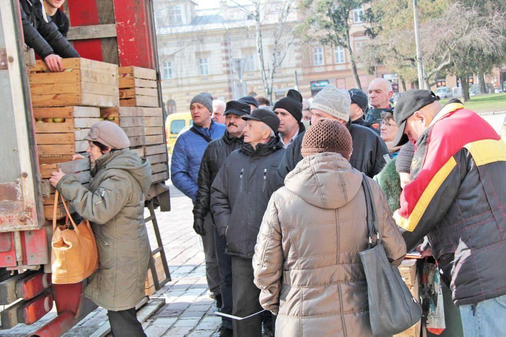 Tym razem spokojnie przy rozdawaniu darmowych jabłek