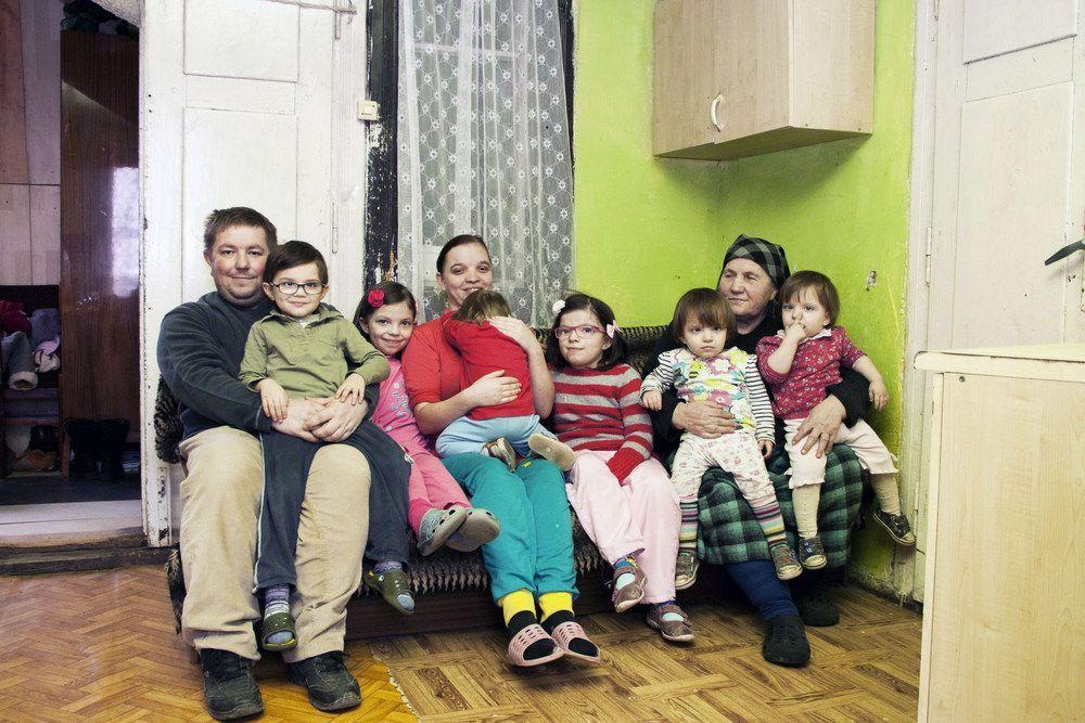 Mieszkają w lesie z szóstką dzieci. Dostaną szansę na lepsze życie