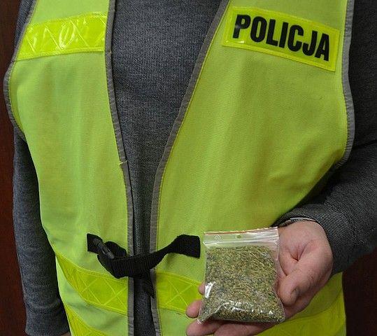 Puszkę z marihuaną wyrzucił przez okno