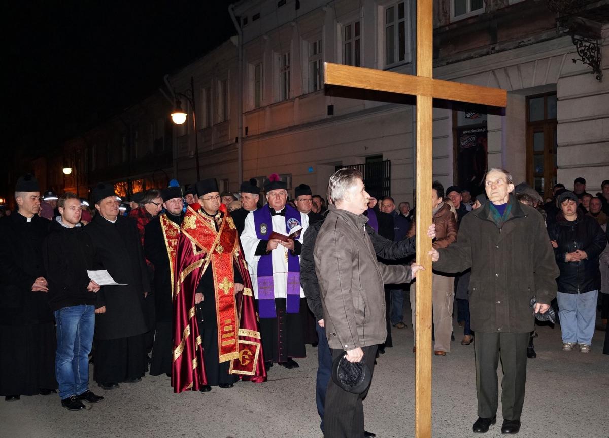 Historyczna Droga Krzyżowa przeszła ulicami miasta [ZDJĘCIA]