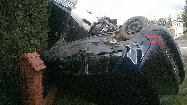 Groźna kolizja. Ciężarówka zderzyła się z volkswagenem [ZDJĘCIA]