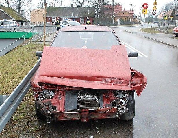 Fiatem uno wjechała w bariery ochronne mostu