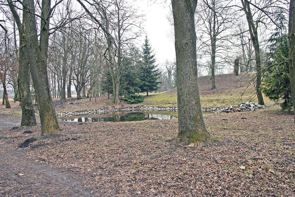 Kultowe miejsca: Stary Park za rzeką. Wejść tu przez dziurę w płocie to tradycja